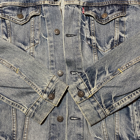 Men's Levi's Denim Jacket - Trucker Jacket - Size Medium - Blue Wash - Like New - Picture 8 of 13